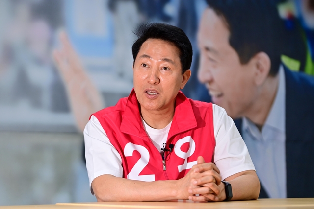 오세훈 6·3 지방선거 국민의힘 서울시장 후보가 6일 서울 종로구 대왕빌딩에 있는 선거캠프 사무실에서 문화일보와 인터뷰하고 있다. 오 시장은 자신이 입은 빨간색 조끼를 ‘전투복’이라고 소개했다.  문호남 기자