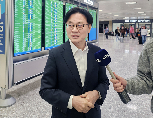 김정관 산업통상부 장관이 6일(현지시간) 미국 워싱턴DC 인근 덜레스 국제공항에 도착해 기자들의 질문에 답하고 있다.    연합뉴스