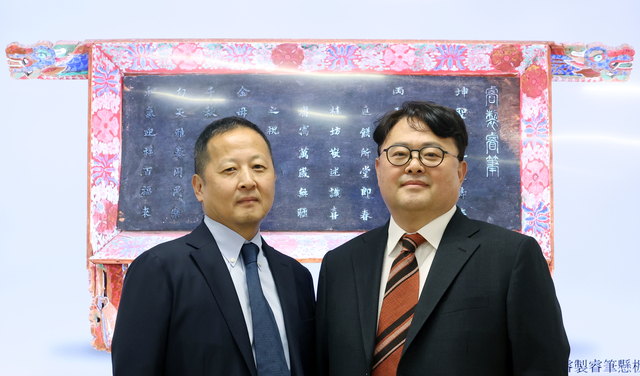 8일 국외소재문화유산재단에 ‘순종예제예필현판’과 ‘백자청화이진검묘지’를 기증한 김강원(왼쪽)·김창원 형제.  뉴시스