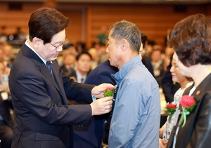이 대통령, 순직 공무원 부모에 카네이션… “희생 기억” 울먹