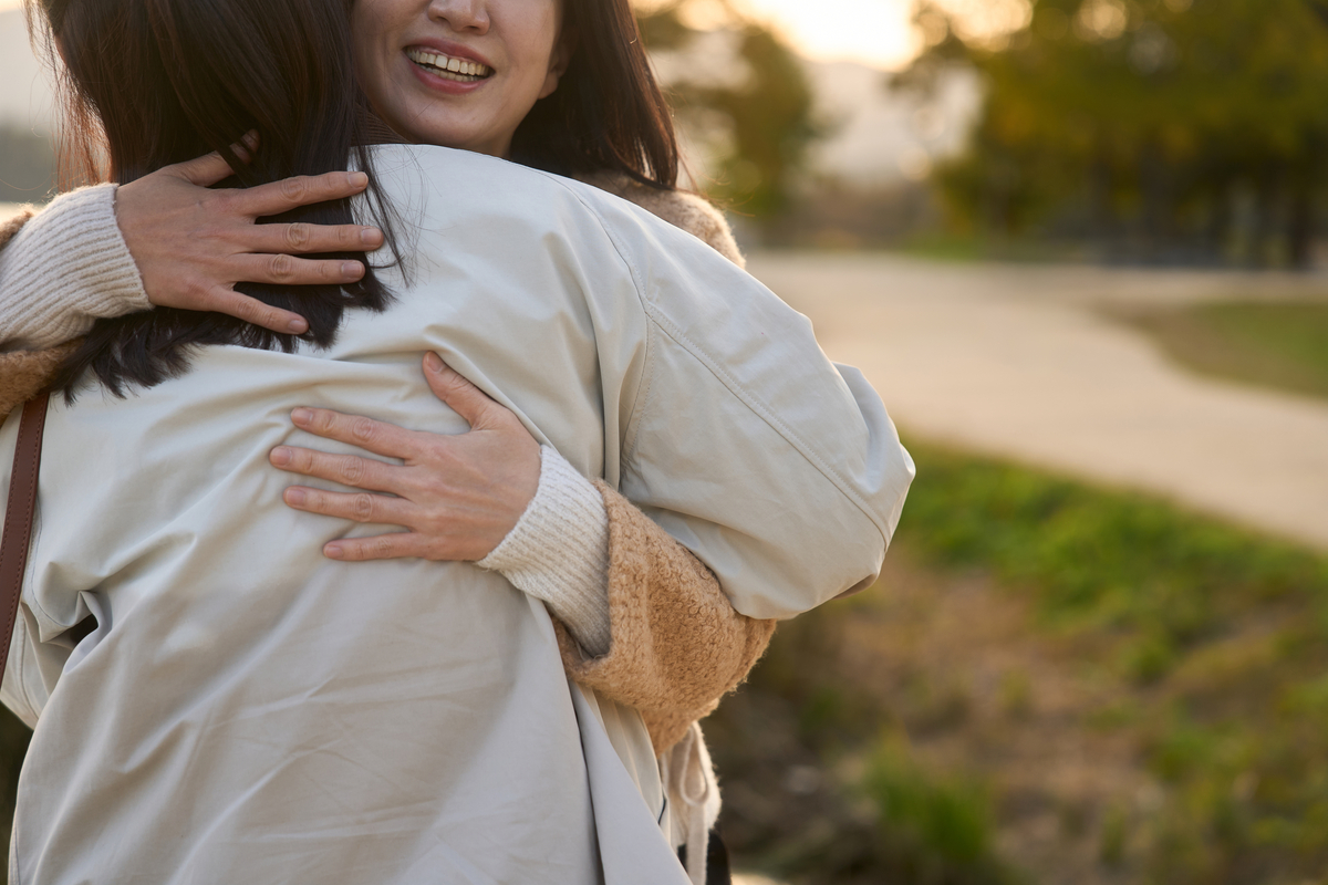 그냥 안아주고, 누워있었는데 ‘고소득?’…눈길끄는 이색 직업들