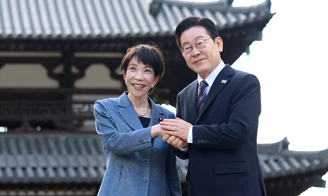 이재명(오른쪽) 대통령과 다카이치 사나에 일본 총리가 1월 14일 나라현 호류지에서 열린 기념촬영을 하고 있는 모습. 뉴시스