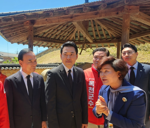6·3 지방선거를 앞두고 9일 충청권 표심 잡기에 나선 국민의힘 장동혁(왼쪽 두번째) 대표가 충북 옥천군 박정희 전 대통령 배우자 육영수 여사의 생가를 방문하고 있다. 연합뉴스