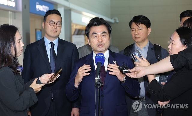 미국을 방문하는 안규백 국방부 장관이 10일 인천 중구 인천국제공항 제2터미널에서 취재진 질문에 답하고 있다. 연합뉴스
