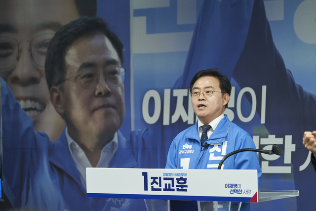진교훈 더불어민주당 강서구청장 후보가 서울 강서구 화곡동 선거사무소 개소식에서 참석자들에게 인사말을 하고 있다. 진교훈 강서구청장 후보 캠프 제공