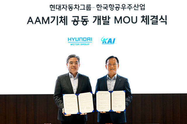 김종출(오른쪽) 한국항공우주산업(KAI) 사장과 장재훈(왼쪽) 현대자동차그룹 부회장이 8일 서울 서초구 현대자동차 본사에서  미래 항공 모빌리티(AAM) 기체 공동개발을 위한  협약식 후 기념촬영하고 있다. KAI 제공