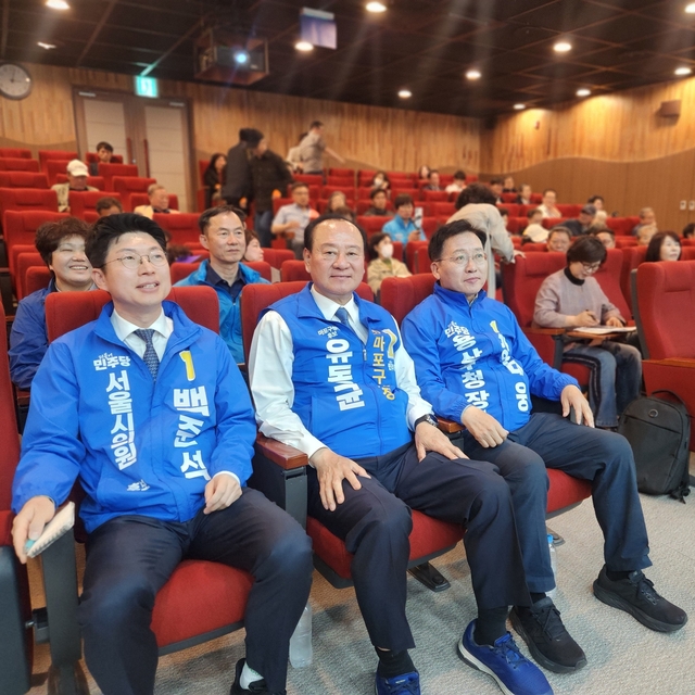 강태웅(오른쪽 첫번째) 더불어민주당 용산구청장 후보가 ‘효창공원 재단장 주민설명회’에 참석해 주민들과 대화를 나누고 있다. 강태웅 용산구청장 후보 캠프 제공