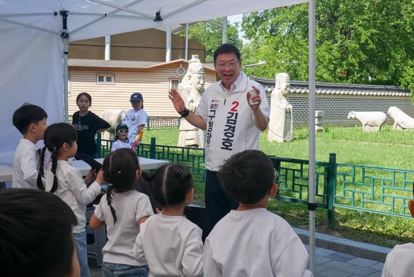 김경호 국민의힘 광진구청장 후보가 지역 문화·생활체육 행사 현장을 찾아 구민들과 인사를 나누고 있다. 김경호 후보 캠프 제공
