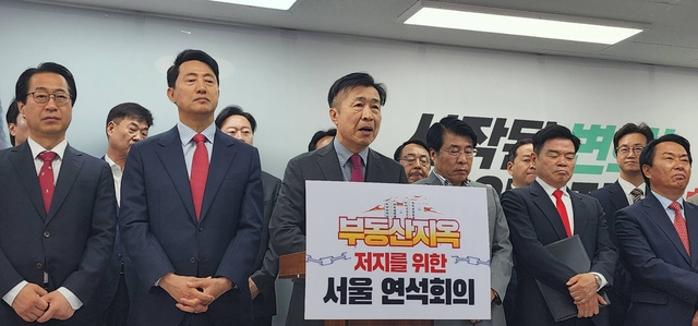 전성수(가운데) 국민의힘 서초구청장 후보와 오세훈 서울시장 후보가 ‘부동산지옥 저지를 위한 서울연석회의’에 참석하고 있다. 전성수 후보 캠프 제공