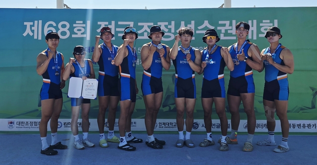 10일 ‘제68회 전국조정선수권대회’가 열린 경남 김해시 대동생태체육공원 조정경기장에서 경기 용인시청 조정팀 선수들이 경기를 마치고 기념촬영을 하고 있다. 용인시청 조정팀 제공