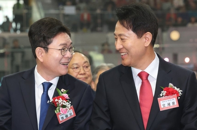 정원오 더불어민주당 서울시장 후보와 오세훈 국민의힘 서울시장 후보가 6일 서울 중구 장충체육관에서 열린 대한노인회 서울시연합회 제54회 어버이날 기념행사에서 가슴에 카네이션을 단 채 대화를 나누고 있다. 뉴시스