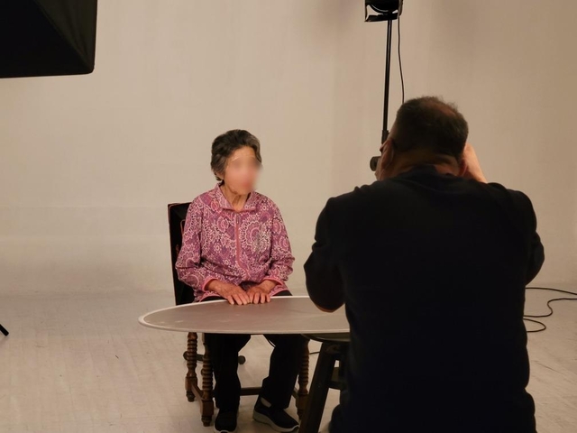 도봉구 장수사진 무료 촬영 지원사업에 참여한 어르신이 지역 사진관에서 사진을 촬영하고 있다. 도봉구청 제공
