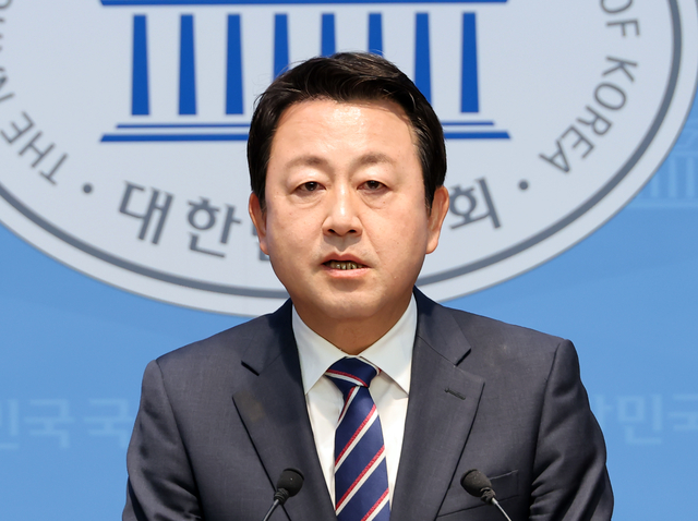 김용남  더불어민주당 평택시을 재선거 국회의원 후보가 6일 국회 소통관에서 ‘100만 평택 대도약 비전’을 발표하고 있다. 연합뉴스
