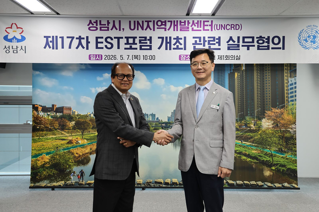 지난 7일 경기 성남시청에서 유엔지역개발센터(UNCRD)의 초우두리 루드라 차란 모한티(왼쪽) 환경프로그램 총괄 책임자가 차광승 성남시 AI혁신국장과 악수를 나누고 있다. 성남시청 제공