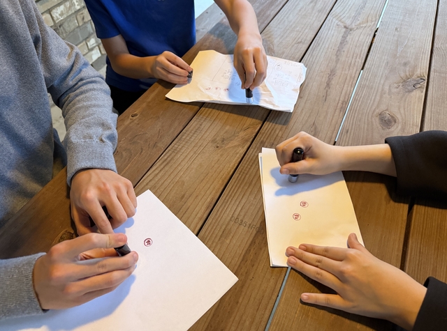 미국 오스틴한국학교 학생들이 경기 광명시가 선물한, 자신의 한글 이름이 새겨진 도장을 종이에 찍어보고 있다. 광명시청 제공