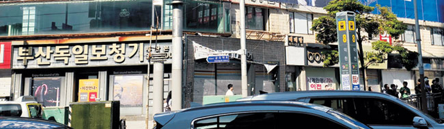 6·3 지방선거를 24일 앞둔 10일 오후 부산 북구 한 거리에서 시민들과 차량이 지나가고 있다.
이은주 기자 