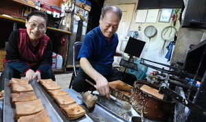 58년째 동인천역 앞 화덕 지키며… 바삭고소 ‘노스탤지어’를 굽다[지역을 살리는 사람들]