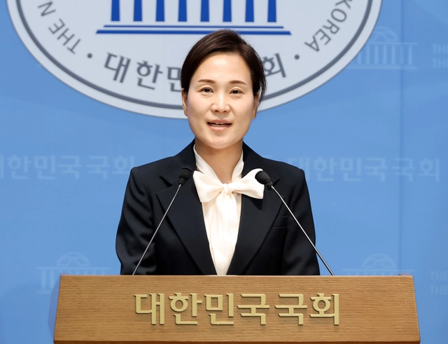 충남 아산시 을 선거구 국회의원 재·보궐선거에 나서는 국민의힘 김민경 후보가 8일 국회 소통관에서 출마 선언 기자회견을 하고 있다. 연합뉴스
