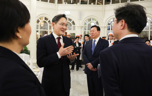 이재용 삼성전자 회장과 이억원 금융위원장이 지난 4월 22일(현지시간) 하노이 영빈관에서 열린 이재명 대통령 국빈 방문 환영 만찬에서 대화하고 있다. 연합뉴스