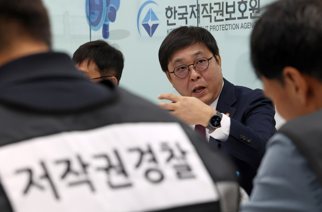 최휘영 문화체육관광부 장관이 저작권 침해 사이트에 대한 긴급차단 및 접속차단 제도 시행 첫날인 11일 서울 마포구 저작권보호원을 방문해 관계자들과 의견을 나누고 있다. 문체부 제공
