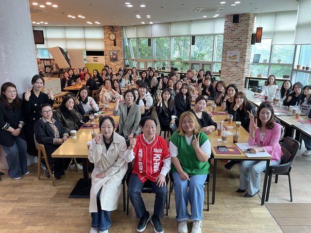 주광덕 국민의힘 남양주시장 예비후보가 지역 교육과 돌봄 현장의 목소리를 정책에 반영하기 위한 ‘학부모 특보단’과 기념촬영을 하고 있다. 주광덕 후보 선거사무소 제공