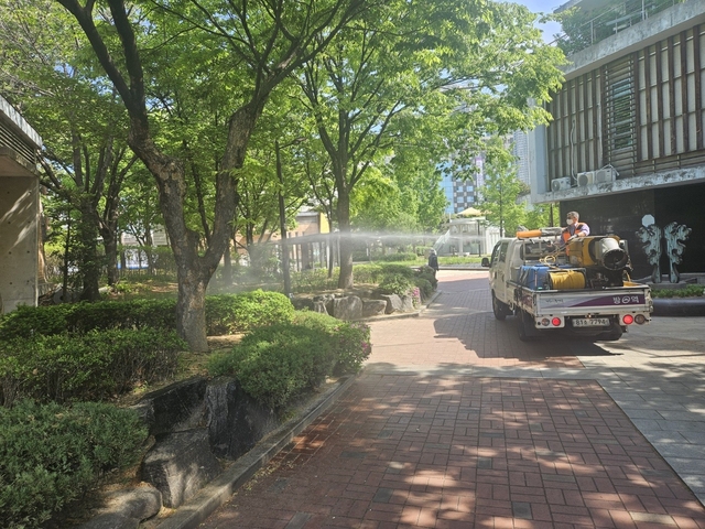 동대문구 보건소 방역기동반 관계자들이 여름철 해충과 러브버그 집중 발생에 대비해 지역 내 민원 다발 지역에서 집중 방역을 실시하고 있다. 동대문구청 제공