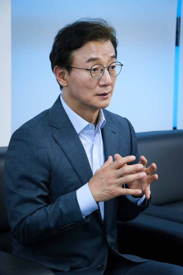 전재수 6·3 지방선거 더불어민주당 부산시장 후보가 지난 10일 부산 부산진구 선거캠프 사무실에서 문화일보와 인터뷰를 하고 있다.  전재수 후보 선거캠프 제공