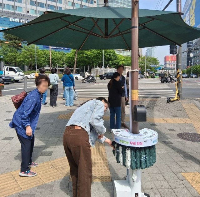 ‘서리풀양산 스마트 대여 서비스’ 모습. 서초구청 제공
