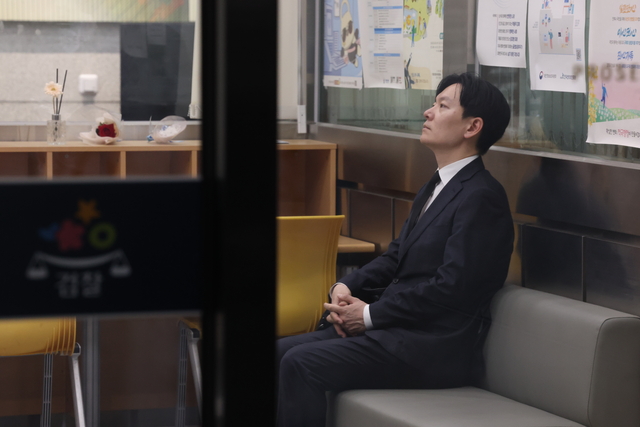 지난 11일 박상용 검사가 대기를 위해 서초동 대검찰청 민원실로 들어가 있다. 연합뉴스