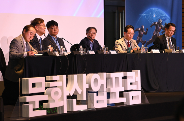 12일 서울 영등포구 여의대로 FKI타워 컨퍼런스센터에서 ‘피지컬 AI 혁명과 테크노헤게모니’를 주제로 열린 ‘문화산업포럼 2026’에서 패널들이 토론을 벌이고 있다.  김동훈 기자