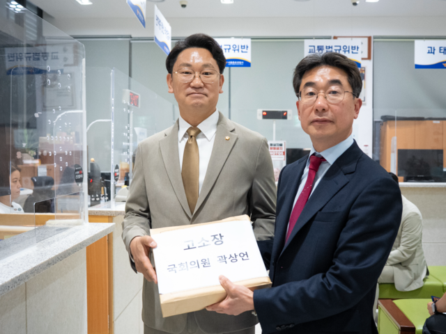 곽상언 더불어민주당 의원이 13일 서울 종로경찰서에 노무현 전 대통령에 대한 ‘혐오 게시글’을 올린 온라인 이용자들을 고소하는 고소장을 제출하고 있다. 곽 의원실 제공
