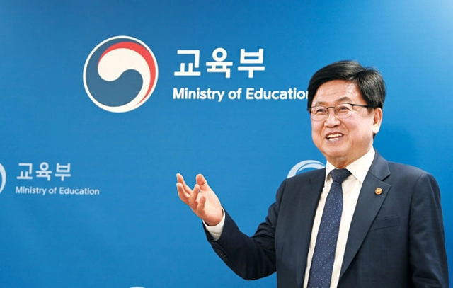 최교진 교육부 장관이 지난 6일 문화일보와의 파워인터뷰에 앞서 교육부 부처 상징(MI)을 배경으로 이야기하고 있다.  박윤슬 기자
