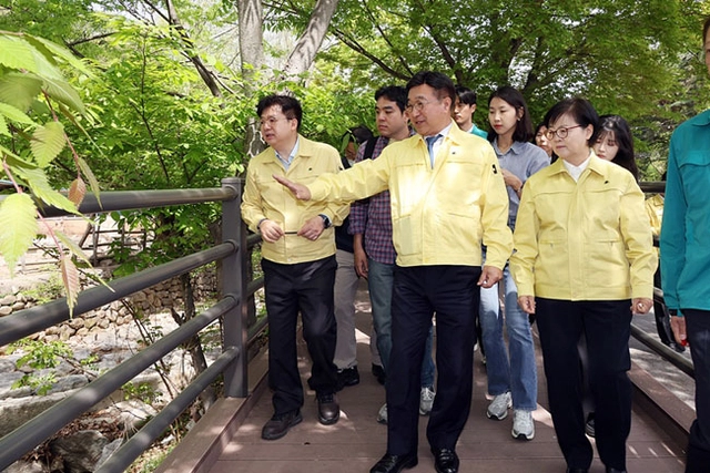 윤호중(가운데) 행정안전부 장관이 지난달 23일 서울 강북구 우이동 인수천 일대를 살펴보고 있다.  행정안전부 제공