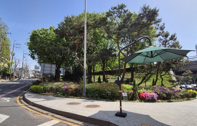 서울 서대문구 연희IC 교통섬 수국정원. 서대문구청 모습