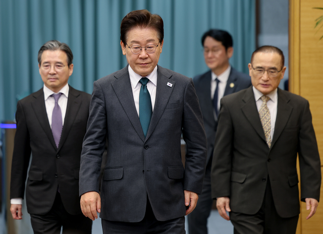 이재명 대통령과 김용범(왼쪽) 정책실장, 위성락(오른쪽) 국가안보실장이 지난 7일 청와대 여민관에서 열린 수석보좌관회의에 입장하고 있다. 연합뉴스