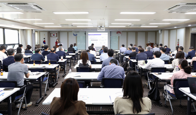 14일 서울 영등포구 은행로 중소기업중앙회에서 협동조합 글로벌 진출전략 설명회에서 참가자들이 관련 내용을 경청하고 있다. 중소기업중앙회 제공