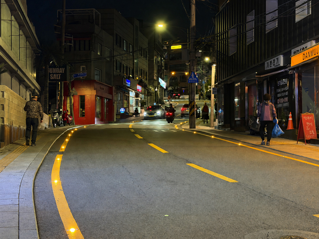 경리단길 일대에 설치된 태양광 기반 솔라표지병이 야간 보행로를 밝히고 있다. 용산구청 제공