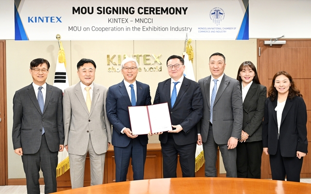킨텍스와 몽골 최대 경제단체인 몽골상공회의소(MNCCI) 관계자들이 지난 13일 킨텍스 1전시장 중역회의실에서 양국 기업 교류 및 전시산업 협력을 위한 업무협약(MOU)을 체결하고 있다. 킨텍스 제공