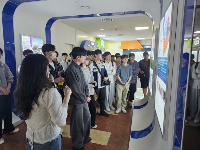 철도 진로체험교실에 참가한 대학생들이  설명을 듣고 있다.  한국철도기술연구원 제공