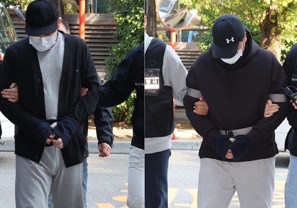 인천 아파트 지하 주차장에서 유명 유튜버를 납치하고 살해하려 한 남성 2명이 지난해 10월 29일 인천 미추홀구 인천지방법원에서 열린 구속 전 피의자 심문(영장실질심사)에 출석하고 있다.  연합뉴스