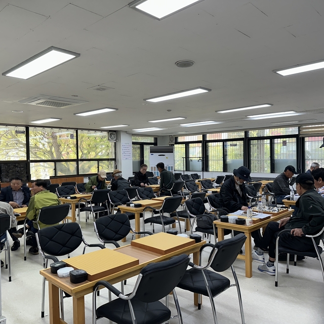 광진구 옛 청사에 조성된 ‘어르신 바둑·장기 쉼터’에서 어르신들이 바둑과 장기를 두며 여가시간을 보내고 있다. 광진구청 제공