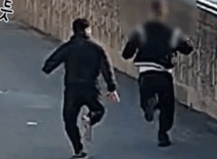“세금은 이런 곳에…” 몸 날려 범인 잡는 형사 영상