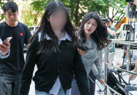 모텔에서 태어난 신생아를 숨지게 한 혐의를 받는 20대 친모 A씨가 14일 오전 서울 양천구 남부지방법원에서 구속 전 피의자 심문(영장실질심사)을 받기 위해 이동하고 있다. 뉴시스