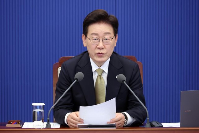 이재명 대통령이 지난 14일 청와대에서 열린 수석보좌관회의에서 발언하고 있다. 뉴시스