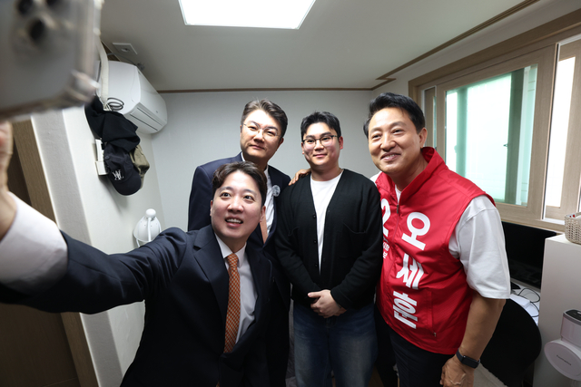 오세훈 국민의힘 서울시장 후보(맨 오른쪽)와 이준석 개혁신당 대표(맨 왼쪽), 김정철 서울시장 후보(왼쪽 두번째)가 16일 오전 서울 노원구의 원룸을 찾아 자취하는 대학생과 기념촬영을 하고 있다. 오세훈 국민의힘 서울시장 후보 캠프 제공