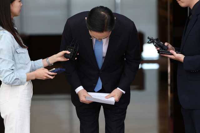 일본 출장을 마치고 급거 귀국한 이재용 삼성전자 회장이 16일 서울 김포비즈니스항공센터(SGBAC)에서 머리 숙여 사죄 인사를 하고 있다. 연합뉴스