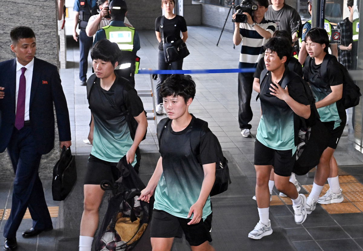 북한 ‘내고향여자축구단’ 입국…환영 인사에도 정면