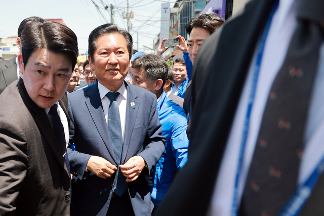 더불어민주당 총괄상임선대위원장인 정청래 대표가 17일 전북 김제시 민주당 박지원 전북 군산김제부안을 국회의원 보궐선거 후보 선거사무소 개소식에 참석하고 있다. 연합뉴스