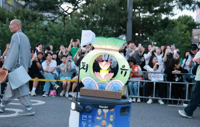 ‘치유’의 등을 얹고 행진하는 자율주행 로봇도 눈길을 끌었다. 대한불교조계종 제공