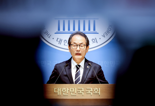 강준현 더불어민주당 선대위 공보단장이 17일 국회 소통관에서 긴급 기자회견을 열고 정청래 대표에 대한 테러 모의가 이뤄지고 있다고 밝히고 있다. 연합뉴스